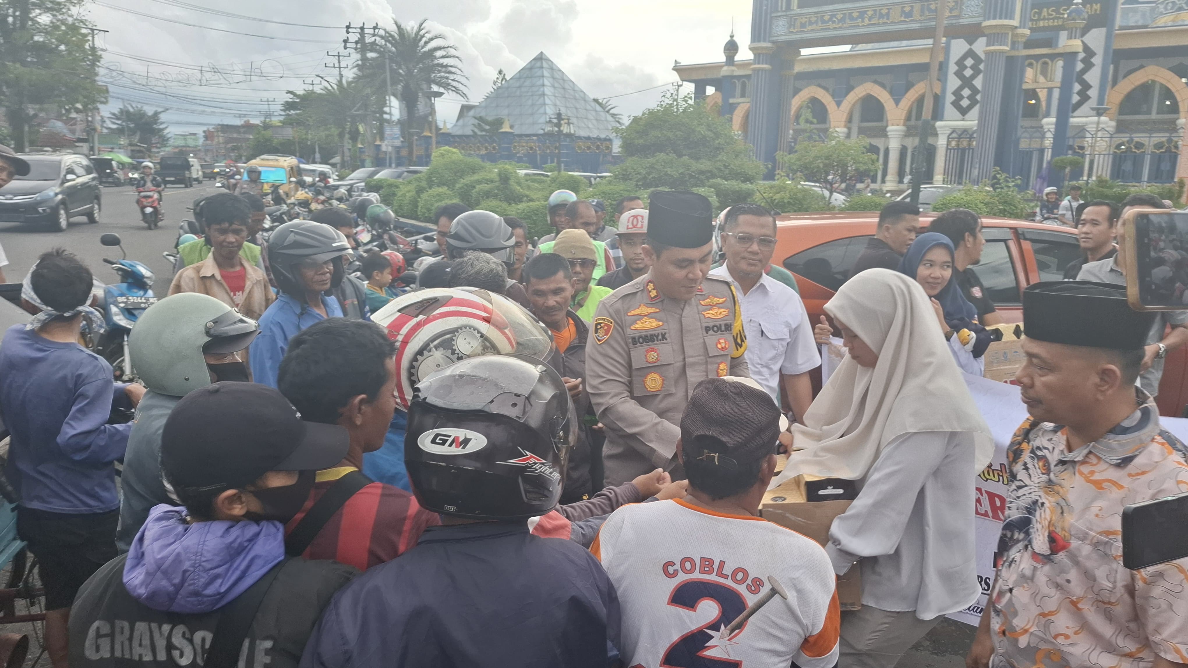 Berkah Ramadhan, Bagi-bagi Takjil Gratis Polres Lubuklinggau Langsung Diserbu Warga