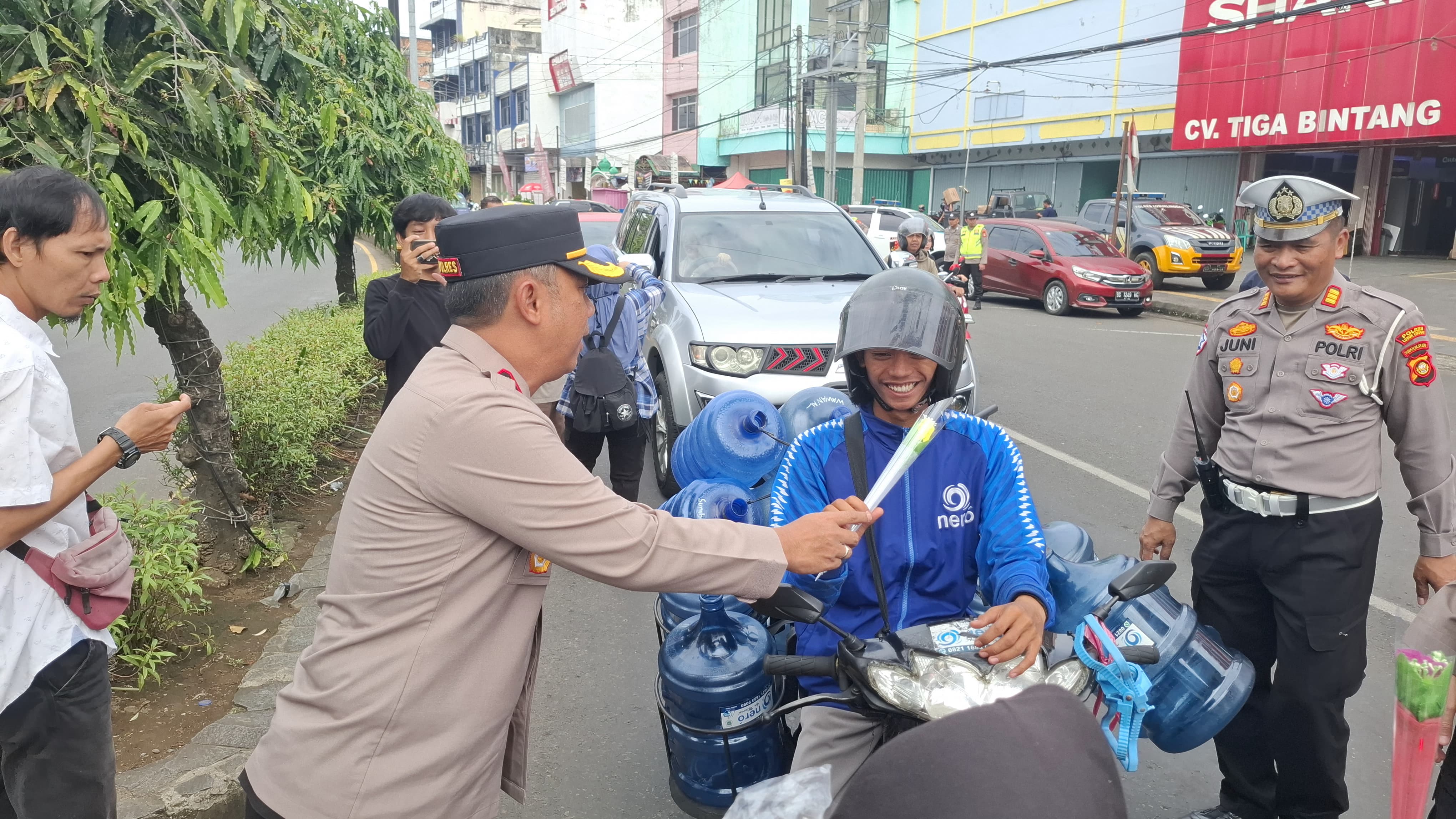 Polisi Bagikan Bunga Tanda Cinta ke Masyarakat Jelang HUT Bhayangkara Bersama Jurnalis di Lubuklinggau
