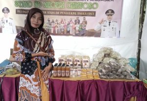 TUNJUK : Empat Kelompok Wanita Tani (KWT), dibawa binaan PT Medco E&P Indonesia, diantaranya, KWT Mekar Jaya, KWT Mekar Sari, KWT Subur Makmur dan KWT Sumber Sari, Desa Giriyoso, Kecamatan Jayaloka, Kabupaten Musi Rawas, tunjukan hasil olahan UMKM