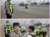 Kapolres Musi Rawas Turun ke Jalan, Atur Lalu Lintas dan Bagikan Masker, Wujud Nyata Program “Polisi Bersama Masyarakat”